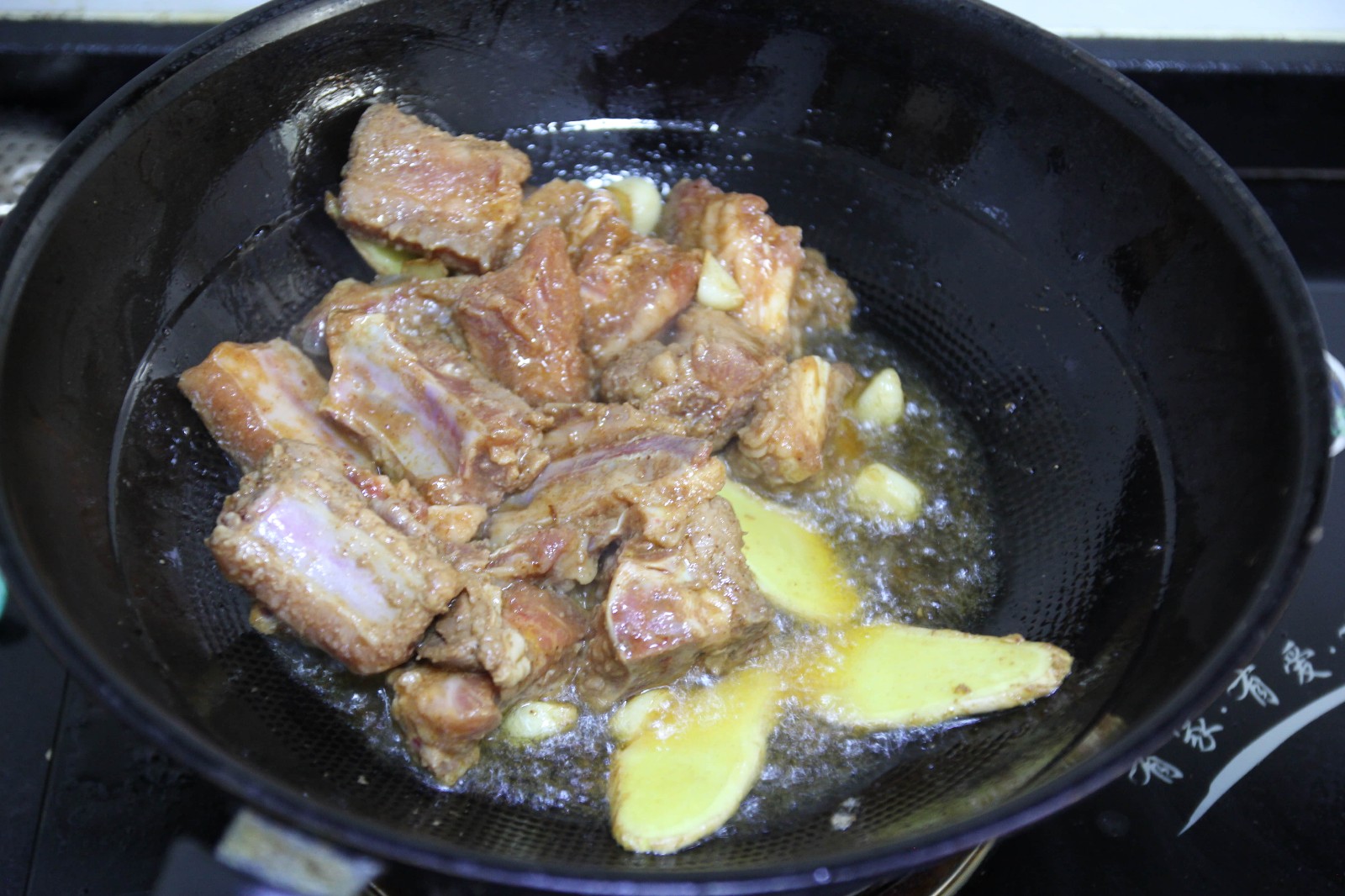 金蒜沙茶排骨怎么做好吃,金蒜沙茶排骨的做法步驟