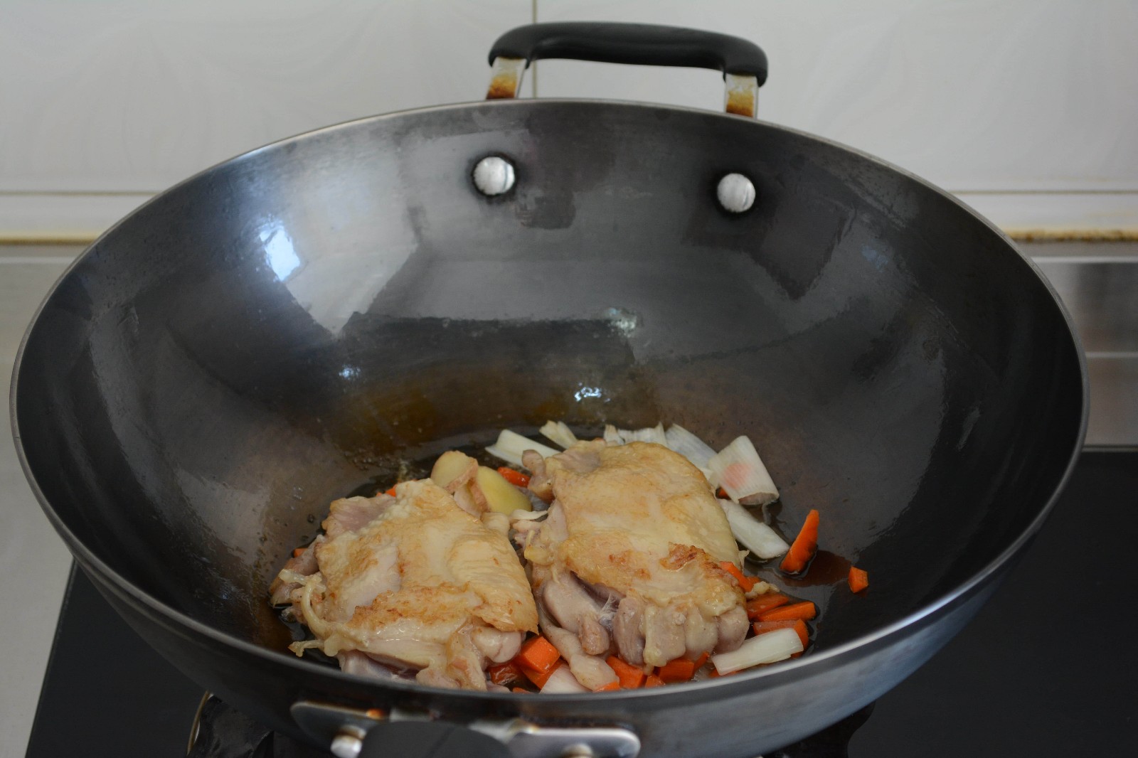 秘制雞腿飯?jiān)趺醋龊贸?秘制雞腿飯的做法步驟