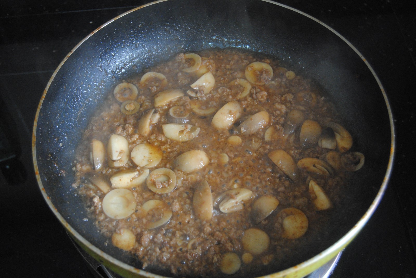 草菇肉醬面怎么做好吃,草菇肉醬面的做法步驟