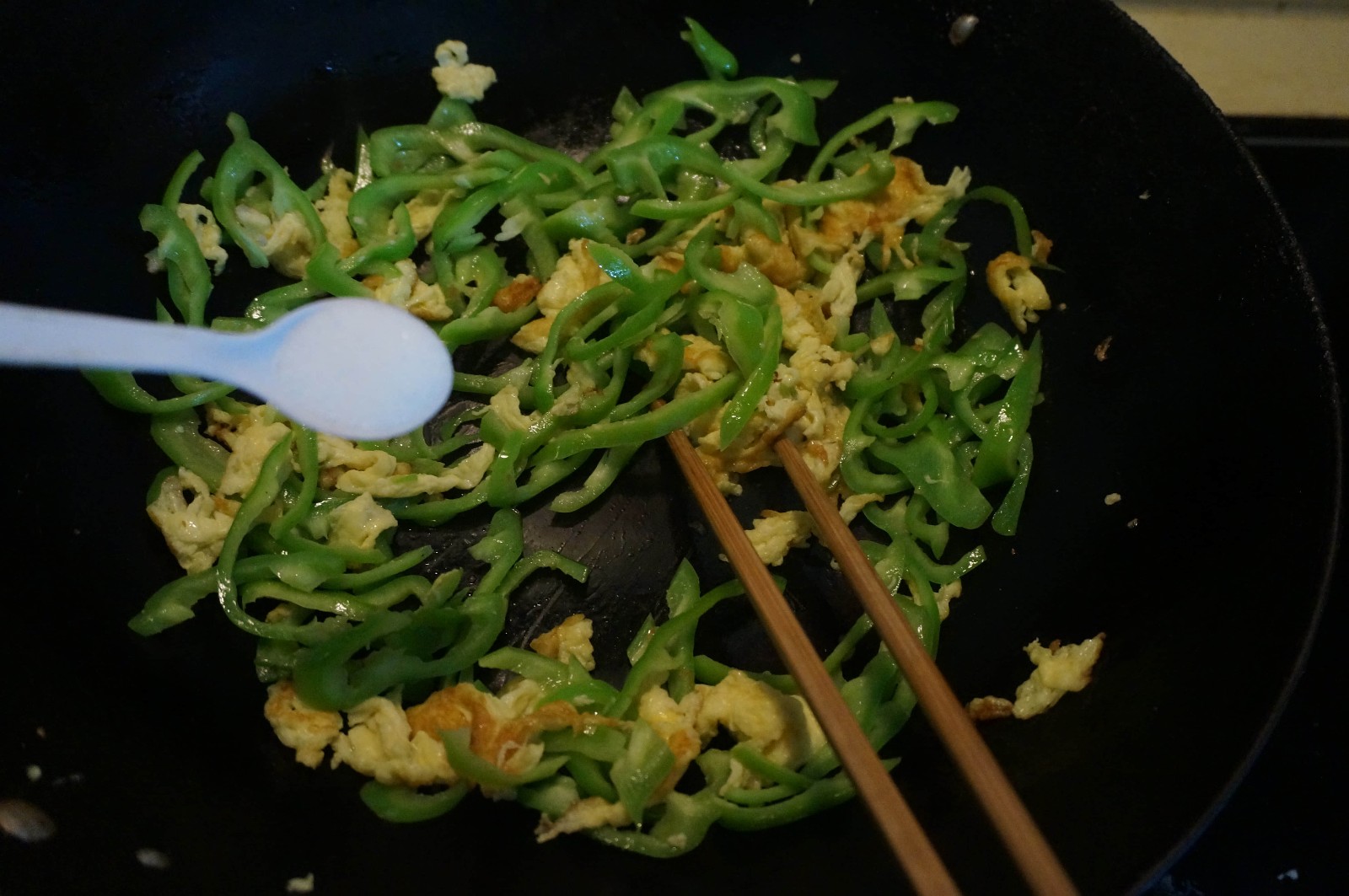 沙茶雞蛋辣椒拌面怎么做好吃,沙茶雞蛋辣椒拌面的做法步驟