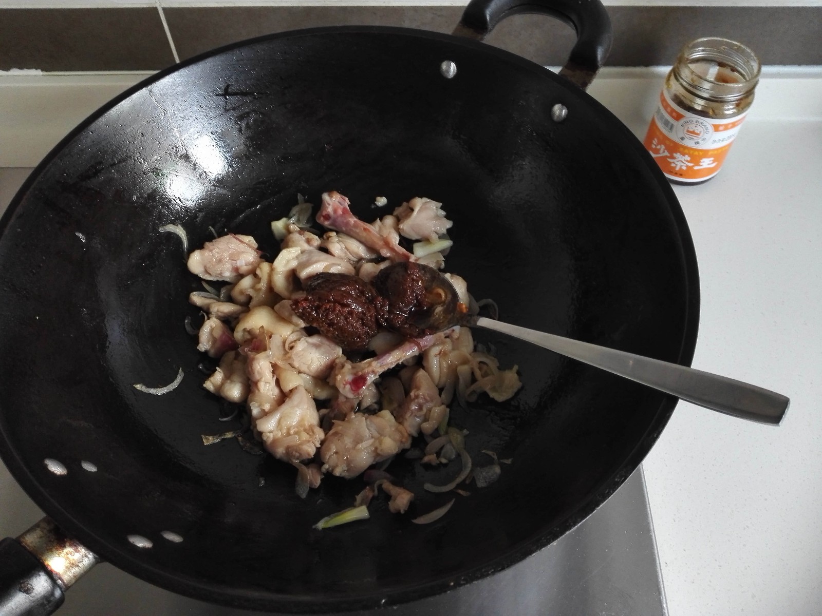 沙茶雞腿燜飯?jiān)趺醋龊贸?沙茶雞腿燜飯的做法步驟