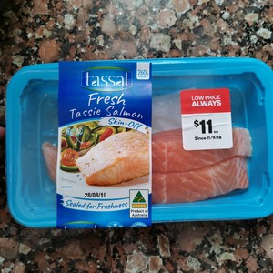 檸檬香煎三文魚(yú)怎么做好吃,檸檬香煎三文魚(yú)的做法步驟