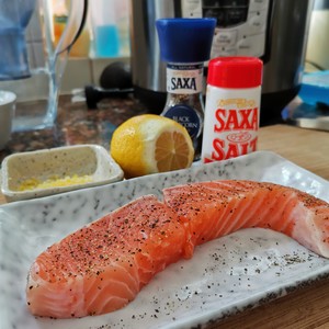 檸檬香煎三文魚(yú)怎么做好吃,檸檬香煎三文魚(yú)的做法步驟