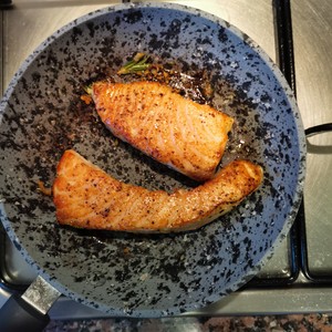 檸檬香煎三文魚(yú)怎么做好吃,檸檬香煎三文魚(yú)的做法步驟