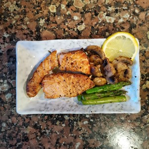 檸檬香煎三文魚(yú)怎么做好吃,檸檬香煎三文魚(yú)的做法步驟