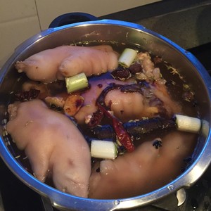 鹵豬蹄（鹵豬腳）怎么做好吃,鹵豬蹄（鹵豬腳）的做法步驟