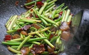 蒜苔炒臘肉怎么做好吃,蒜苔炒臘肉的做法步驟