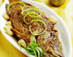 鮮嫩紅燒鯽魚的做法的做法視頻,鮮嫩紅燒鯽魚的做法怎么做好吃