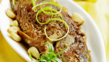 鮮嫩紅燒鯽魚的做法的做法視頻,鮮嫩紅燒鯽魚的做法怎么做好吃