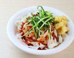 正宗陜西涼皮的做法，在家自己就可以做來(lái)吃的做法視頻,正宗陜西涼皮的做法，在家自己就可以做來(lái)吃怎么做好吃