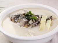 美女腳你做家常魚頭豆腐湯