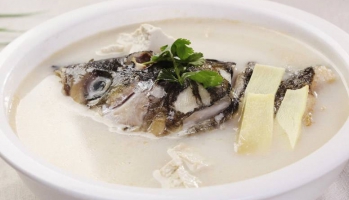 美女腳你做家常魚頭豆腐湯的做法視頻,美女腳你做家常魚頭豆腐湯怎么做好吃