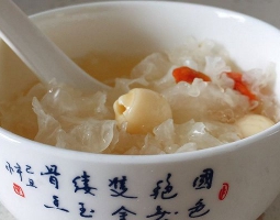 蓮子銀耳湯的做法視頻,蓮子銀耳湯怎么做好吃