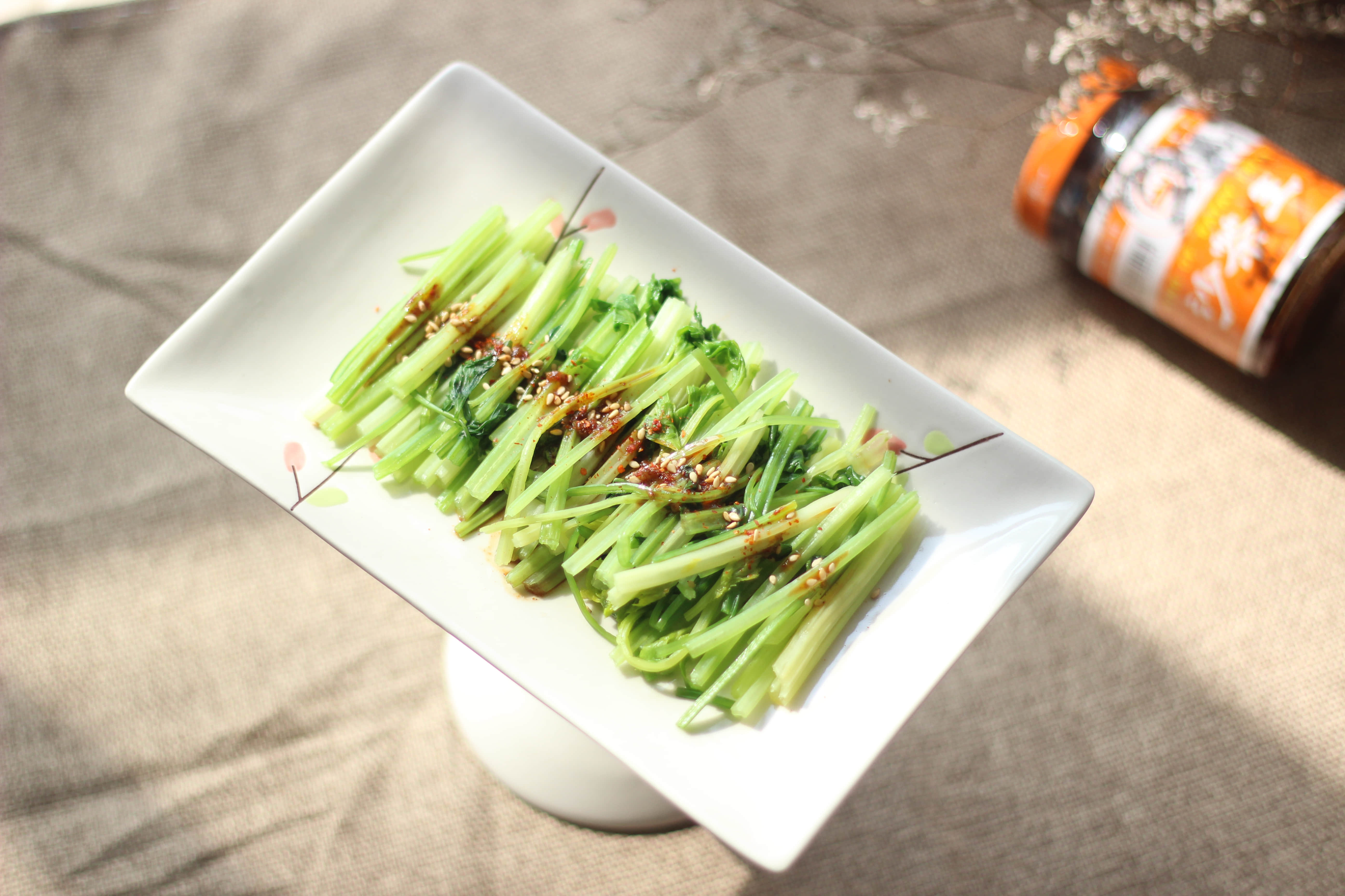 爽口芹菜怎么做好吃,爽口芹菜的做法步驟