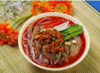 超小廚教你做酸辣粉，一盆折耳根配鹵味，酸辣開胃一人一盆