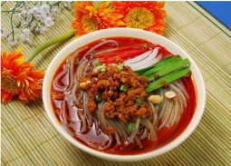 超小廚教你做酸辣粉，一盆折耳根配鹵味，酸辣開胃一人一盆的做法視頻,超小廚教你做酸辣粉，一盆折耳根配鹵味，酸辣開胃一人一盆怎么做好吃