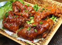 超小廚教你做烤豬蹄，6只豬蹄先鹵再烤，酸菜面配豬蹄啃過