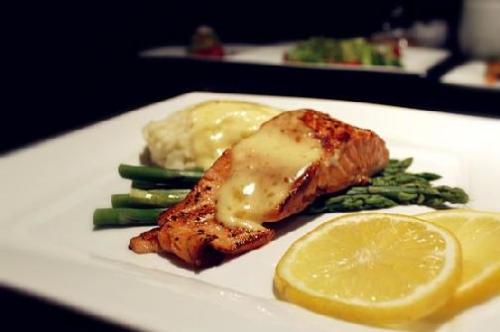 檸檬香煎三文魚(yú)怎么做好吃,檸檬香煎三文魚(yú)的做法步驟