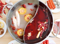 超小廚教你煮鴛鴦火鍋，毛肚鱔魚配鮮蝦，媳婦生日吃頓好的