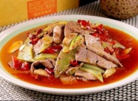 超小廚23元買7斤大牛肝，五袋泡面配“泡椒炒牛肝”夫妻倆吃過癮