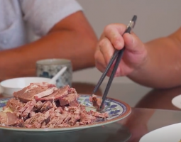 值！四叔想吃驢肉了，阿遠(yuǎn)直接下館子吃，點了6個菜又送了1個的做法視頻,值！四叔想吃驢肉了，阿遠(yuǎn)直接下館子吃，點了6個菜又送了1個怎么做好吃