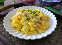 洋蔥炒雞蛋怎么做好吃,洋蔥炒雞蛋的做法步驟