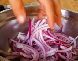 王小鬧這樣做五花肉，不但不膩還又香又脆，加一點(diǎn)洋蔥，滿屋香氣的做法視頻,王小鬧這樣做五花肉，不但不膩還又香又脆，加一點(diǎn)洋蔥，滿屋香氣怎么做好吃