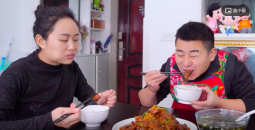 夫妻倆腌四川泡菜，小廚做黃豆?fàn)F肉來(lái)解饞，肥而不膩，吃著真香的做法視頻,夫妻倆腌四川泡菜，小廚做黃豆?fàn)F肉來(lái)解饞，肥而不膩，吃著真香怎么做好吃