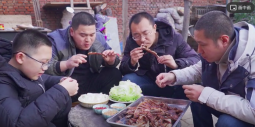 爽！阿遠(yuǎn)烤的全羊出爐了，一群朋友吃得真香，喝小酒吃大肉，日子舒坦的做法視頻,爽！阿遠(yuǎn)烤的全羊出爐了，一群朋友吃得真香，喝小酒吃大肉，日子舒坦怎么做好吃