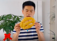 王小鬧教你做炸面魚(yú)，但是里面沒(méi)有魚(yú)，據(jù)說(shuō)跟羊湯是絕配