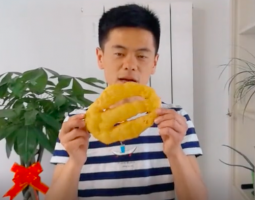 王小鬧教你做炸面魚，但是里面沒有魚，據(jù)說跟羊湯是絕配的做法視頻,王小鬧教你做炸面魚，但是里面沒有魚，據(jù)說跟羊湯是絕配怎么做好吃