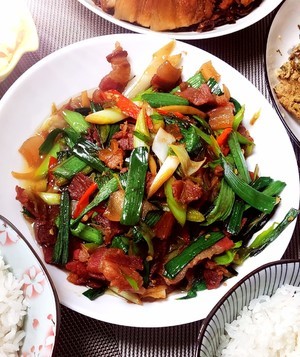 臘肉炒蒜苗怎么做好吃,臘肉炒蒜苗的做法步驟