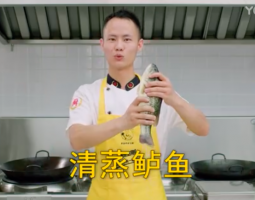 美食作家王剛教你：“清蒸鱸魚”，鮮嫩美味，內(nèi)附蒸魚醬油專業(yè)調(diào)制方法的做法視頻,美食作家王剛教你：“清蒸鱸魚”，鮮嫩美味，內(nèi)附蒸魚醬油專業(yè)調(diào)制方法怎么做好吃