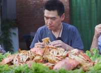 阿遠800塊買了18斤梭子蟹，一個8兩多，裹上蛋黃醬焗，味道嘎嘎香