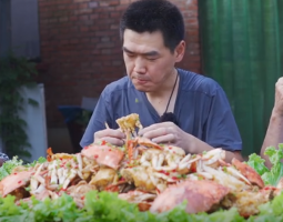 阿遠(yuǎn)800塊買了18斤梭子蟹，一個8兩多，裹上蛋黃醬焗，味道嘎嘎香的做法視頻,阿遠(yuǎn)800塊買了18斤梭子蟹，一個8兩多，裹上蛋黃醬焗，味道嘎嘎香怎么做好吃