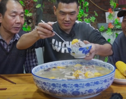 大冷天阿遠(yuǎn)做“排骨玉米湯”，鮮玉米配排骨，四叔一口氣整了三碗的做法視頻,大冷天阿遠(yuǎn)做“排骨玉米湯”，鮮玉米配排骨，四叔一口氣整了三碗怎么做好吃