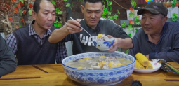 大冷天阿遠(yuǎn)做“排骨玉米湯”，鮮玉米配排骨，四叔一口氣整了三碗的做法視頻,大冷天阿遠(yuǎn)做“排骨玉米湯”，鮮玉米配排骨，四叔一口氣整了三碗怎么做好吃