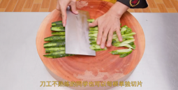 美食作家王剛教你：“清炒青瓜”的蒜香家常做法，年菜餐桌解膩必備的做法視頻,美食作家王剛教你：“清炒青瓜”的蒜香家常做法，年菜餐桌解膩必備怎么做好吃