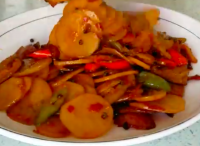 王小鬧：這樣做五花肉炒土豆片吃，辣腫嘴，麻了腿，米飯吃的停不下嘴