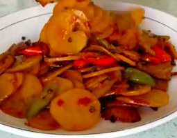 王小鬧：這樣做五花肉炒土豆片吃，辣腫嘴，麻了腿，米飯吃的停不下嘴的做法視頻,王小鬧：這樣做五花肉炒土豆片吃，辣腫嘴，麻了腿，米飯吃的停不下嘴怎么做好吃