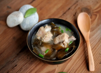 海帶排骨湯的做法，清淡爽口，湯汁鮮美