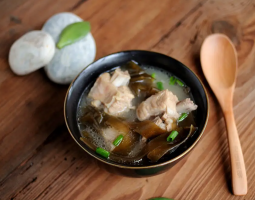 海帶排骨湯的做法，清淡爽口，湯汁鮮美的做法視頻,海帶排骨湯的做法，清淡爽口，湯汁鮮美怎么做好吃