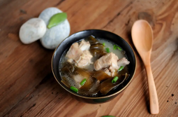 海帶排骨湯的做法，清淡爽口，湯汁鮮美的做法視頻,海帶排骨湯的做法，清淡爽口，湯汁鮮美怎么做好吃