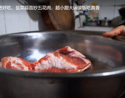 回鍋肉這樣做更好吃，鹽菜蒜苗炒五花肉，超小廚大碗裝飯吃真香的做法視頻,回鍋肉這樣做更好吃，鹽菜蒜苗炒五花肉，超小廚大碗裝飯吃真香怎么做好吃