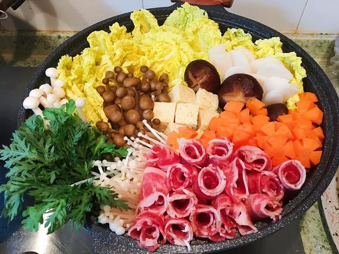 家庭簡易版壽喜鍋怎么做好吃,家庭簡易版壽喜鍋的做法步驟