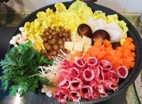 家庭簡(jiǎn)易版壽喜鍋怎么做好吃,家庭簡(jiǎn)易版壽喜鍋的做法步驟